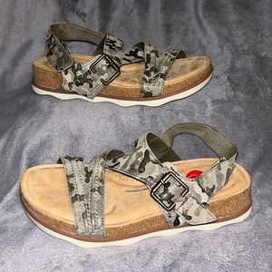 Clarks Collection Brynn Step Camo Cushioned Comfort Sandal- Size 6W "NWT"